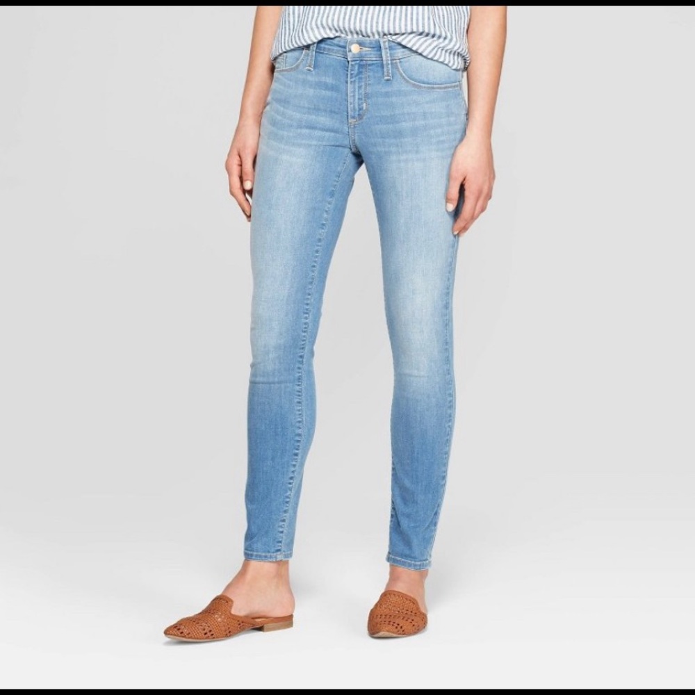 Universal Thread Medium/Light Wash Skinny Jean 10